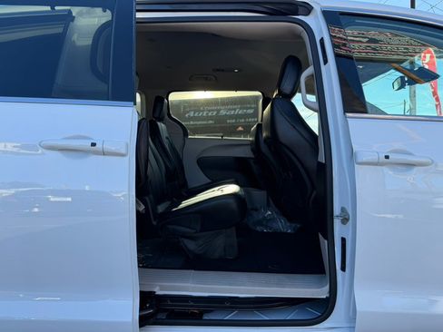 Used 2023 Chrysler Pacifica Touring-L image 22