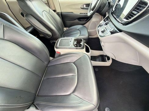 Used 2023 Chrysler Pacifica Touring-L FWD image 32