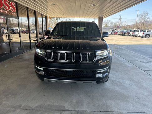 Used 2023 Jeep Wagoneer Series III w/ Premium Group I image 2