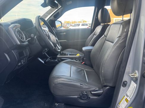 Used 2019 Toyota Tacoma TRD Sport w/ Technology Package image 14