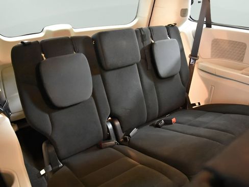 Used 2018 Dodge Grand Caravan SE w/ UConnect Hands-Free Group FWD image 40