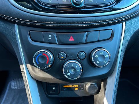 Used 2022 Chevrolet Trax LT w/ LT Convenience Package image 17