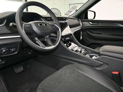New 2025 Jeep Grand Cherokee Altitude AWD/4WD image 13