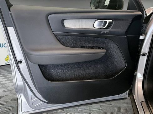 Used 2025 Volvo XC40 B5 Plus image 9