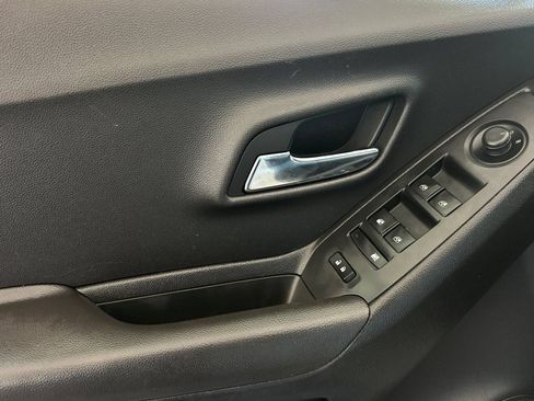 Used 2020 Chevrolet Trax LS FWD image 10