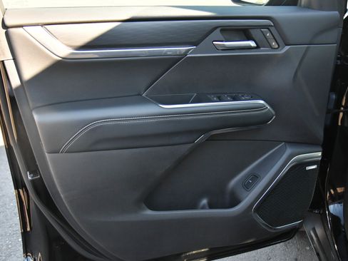 Used 2025 GMC Acadia Elevation image 16