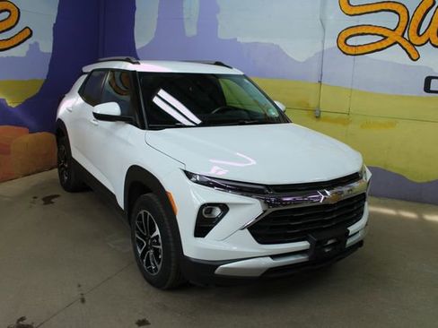 Used 2025 Chevrolet TrailBlazer LT AWD/4WD image 2