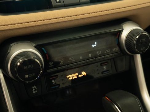 Used 2019 Toyota RAV4 Limited image 27