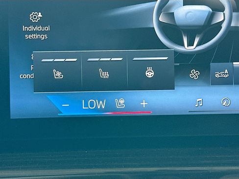 Certified 2024 BMW X7 xDrive40i image 21