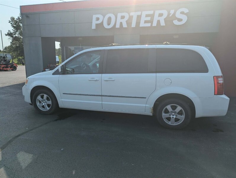 Used 2010 Dodge Grand Caravan SXT FWD image 2