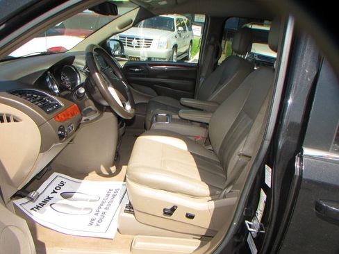 Used 2015 Chrysler Town & Country Touring image 10
