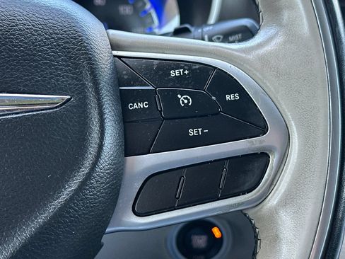 Used 2018 Chrysler Pacifica Limited FWD image 25