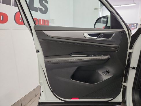 Certified 2025 Volkswagen Atlas Cross Sport SE image 8