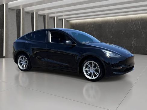 Used 2022 Tesla Model Y Long Range AWD/4WD image 8