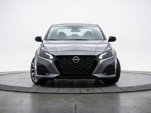 Used 2025 Nissan Altima 2.5 SV FWD image 2