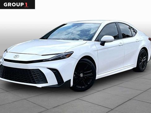 Used 2025 Toyota Camry SE FWD image 1