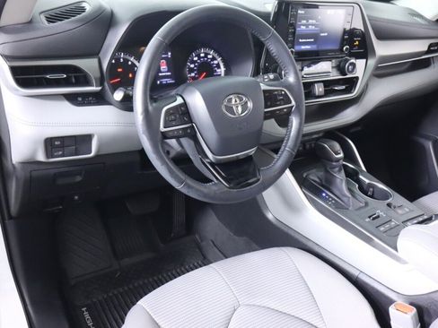 Used 2020 Toyota Highlander LE AWD/4WD image 9