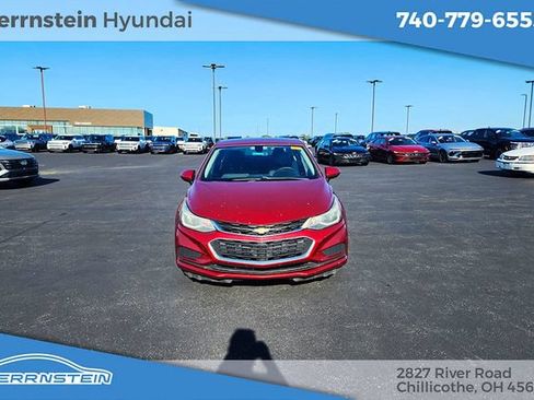 Used 2018 Chevrolet Cruze LT w/ Convenience Package FWD image 3
