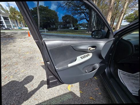 Used 2012 Toyota Corolla S image 29