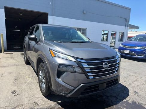 Used 2024 Nissan Rogue S FWD image 3