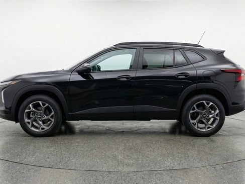 Used 2025 Chevrolet Trax LT w/ LT Convenience Package FWD image 5