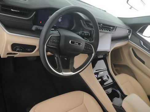 Used 2025 Jeep Grand Cherokee Limited w/ Black Appearance Package image 17