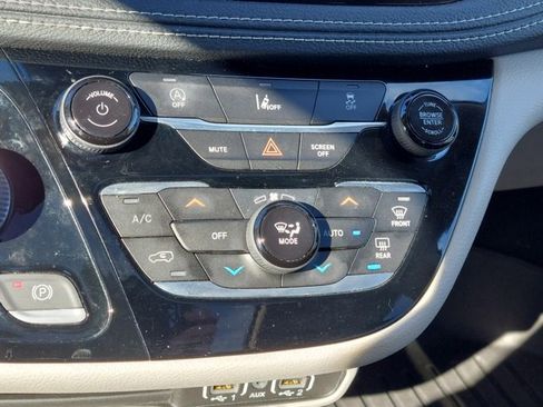 Used 2022 Chrysler Pacifica Touring-L image 33