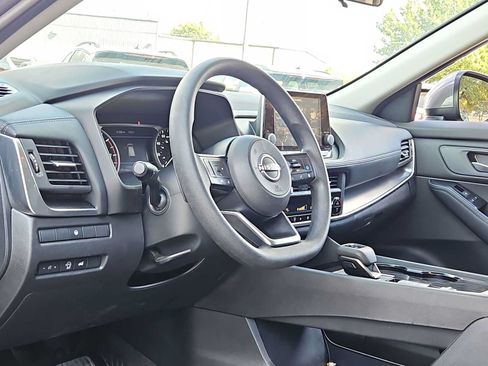 Used 2024 Nissan Rogue SV FWD image 2