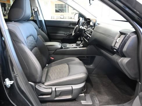 Used 2025 Nissan Pathfinder SV image 10