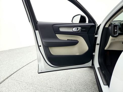 Certified 2024 Volvo XC40 B5 Plus w/ Protection Package Premier image 25