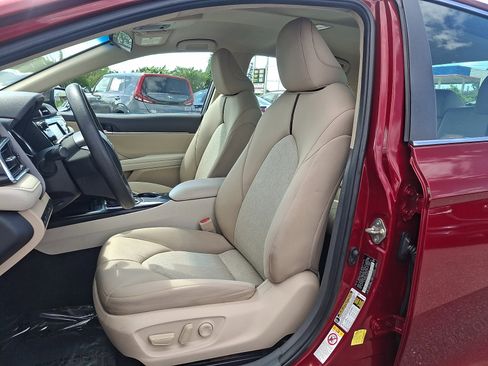 Used 2018 Toyota Camry LE FWD image 13
