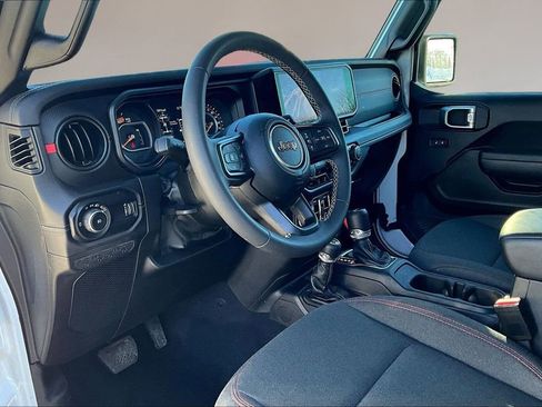 Used 2025 Jeep Wrangler Unlimited Rubicon AWD/4WD image 16