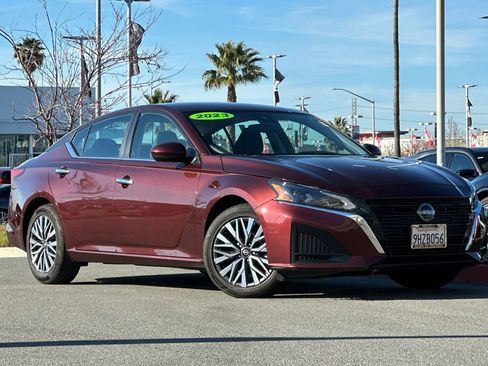 Used 2023 Nissan Altima 2.5 SV image 2