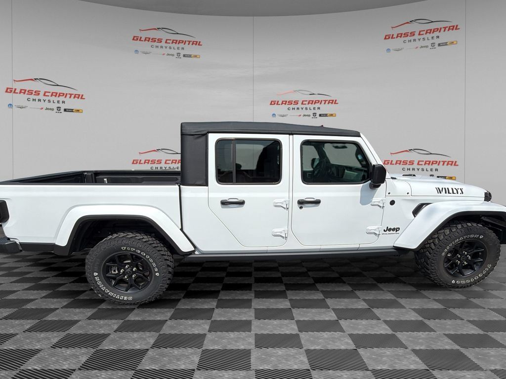 Used 2025 Jeep Gladiator Sport AWD/4WD image 8