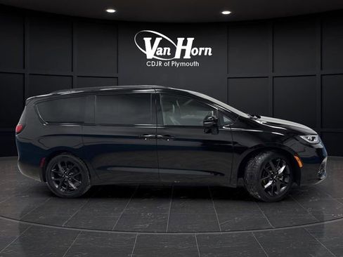 Used 2025 Chrysler Pacifica Limited image 2