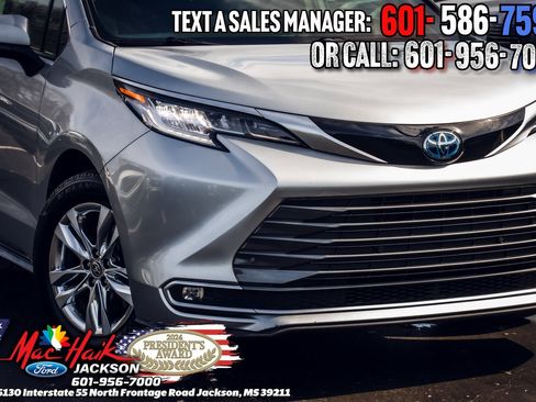 Used 2022 Toyota Sienna Limited image 3