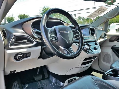 Used 2019 Chrysler Pacifica Touring-L FWD image 21