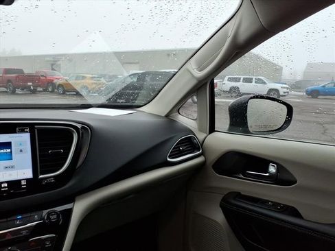 Used 2023 Chrysler Pacifica Touring-L image 20