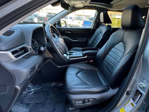 Used 2021 Toyota Highlander XLE AWD/4WD image 19