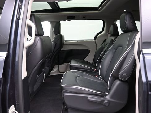 Used 2021 Chrysler Pacifica Limited w/ Premium & Safety Sphere Group FWD image 26