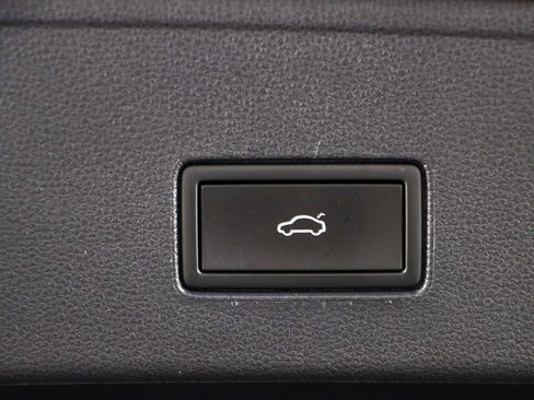 Used 2022 Volkswagen Atlas Cross Sport SE image 29