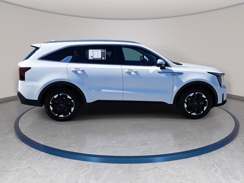 Used 2024 Kia Sorento S FWD image 4