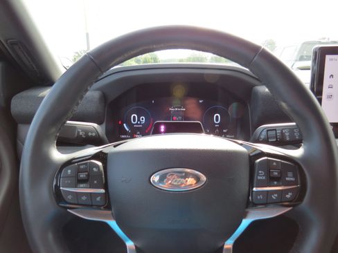 Used 2025 Ford Explorer Platinum RWD image 22
