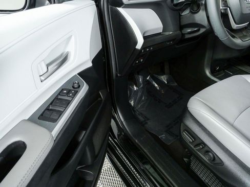 Used 2025 Toyota Sienna XLE w/ XLE Plus Package FWD image 7