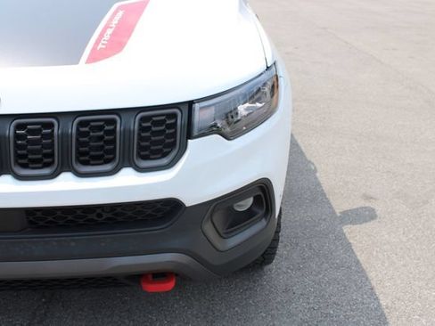 Used 2025 Jeep Compass Trailhawk w/ Trailhawk Convenience Group AWD/4WD image 39