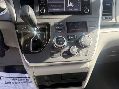 Used 2020 Toyota Sienna L FWD image 17