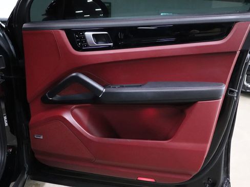 Used 2019 Porsche Cayenne image 22
