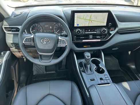 Certified 2025 Toyota Highlander XLE FWD image 19