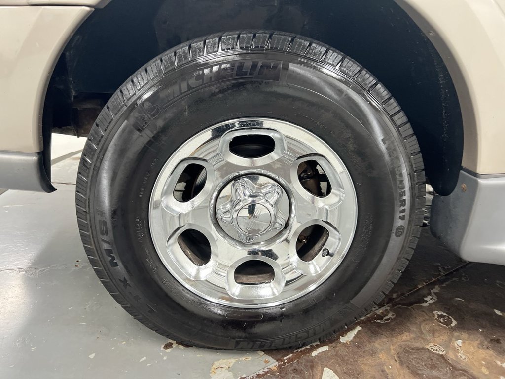 Used 2001 Lincoln Navigator 4WD image 25