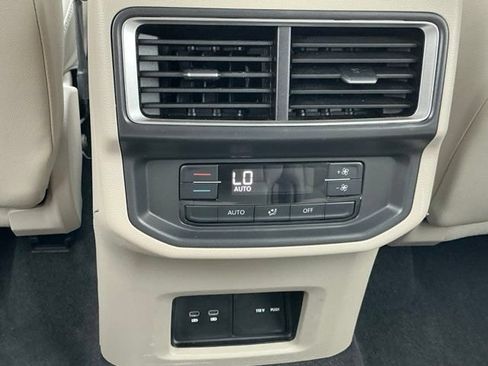 Certified 2024 Volkswagen Atlas SE w/ Black Wheel Package FWD image 15